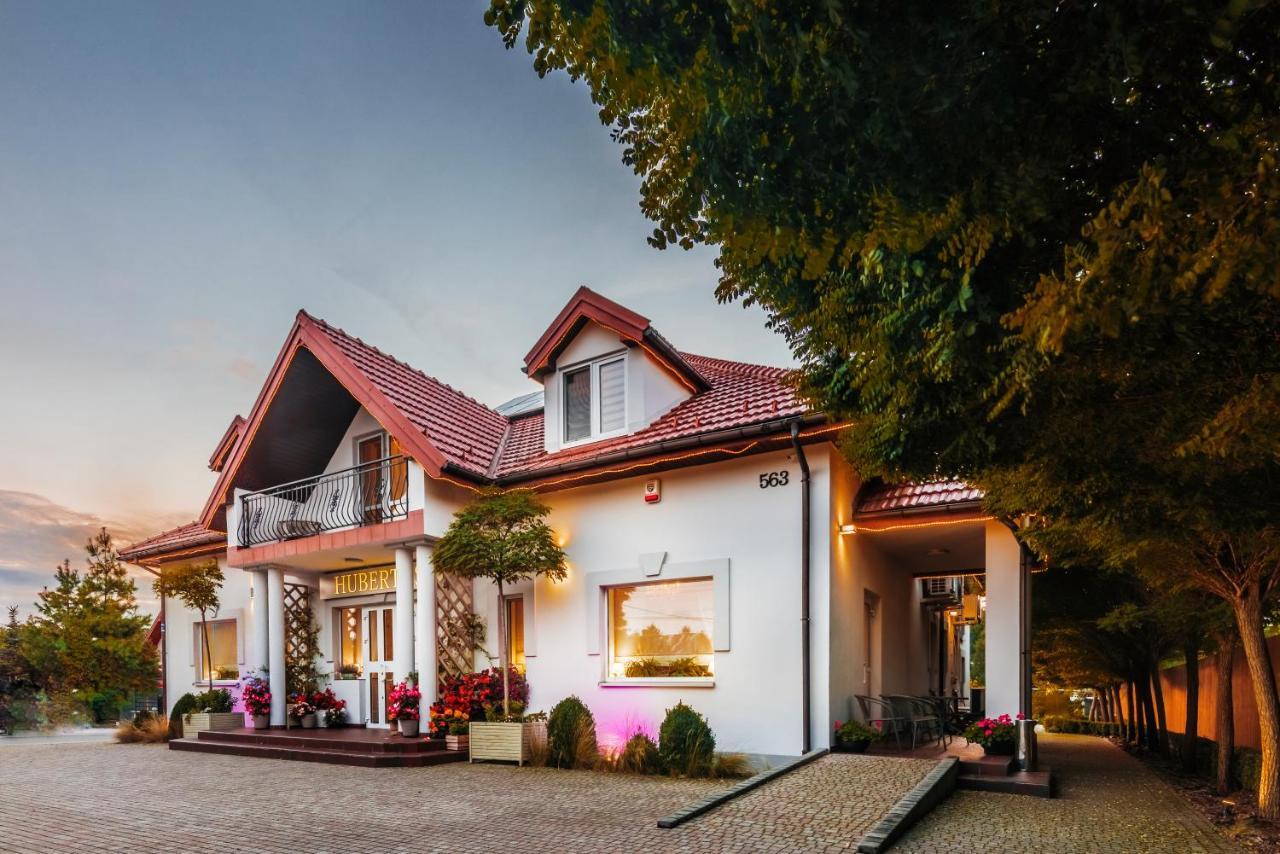 ホテル Hubertus Wola Rzedzinska エクステリア 写真
